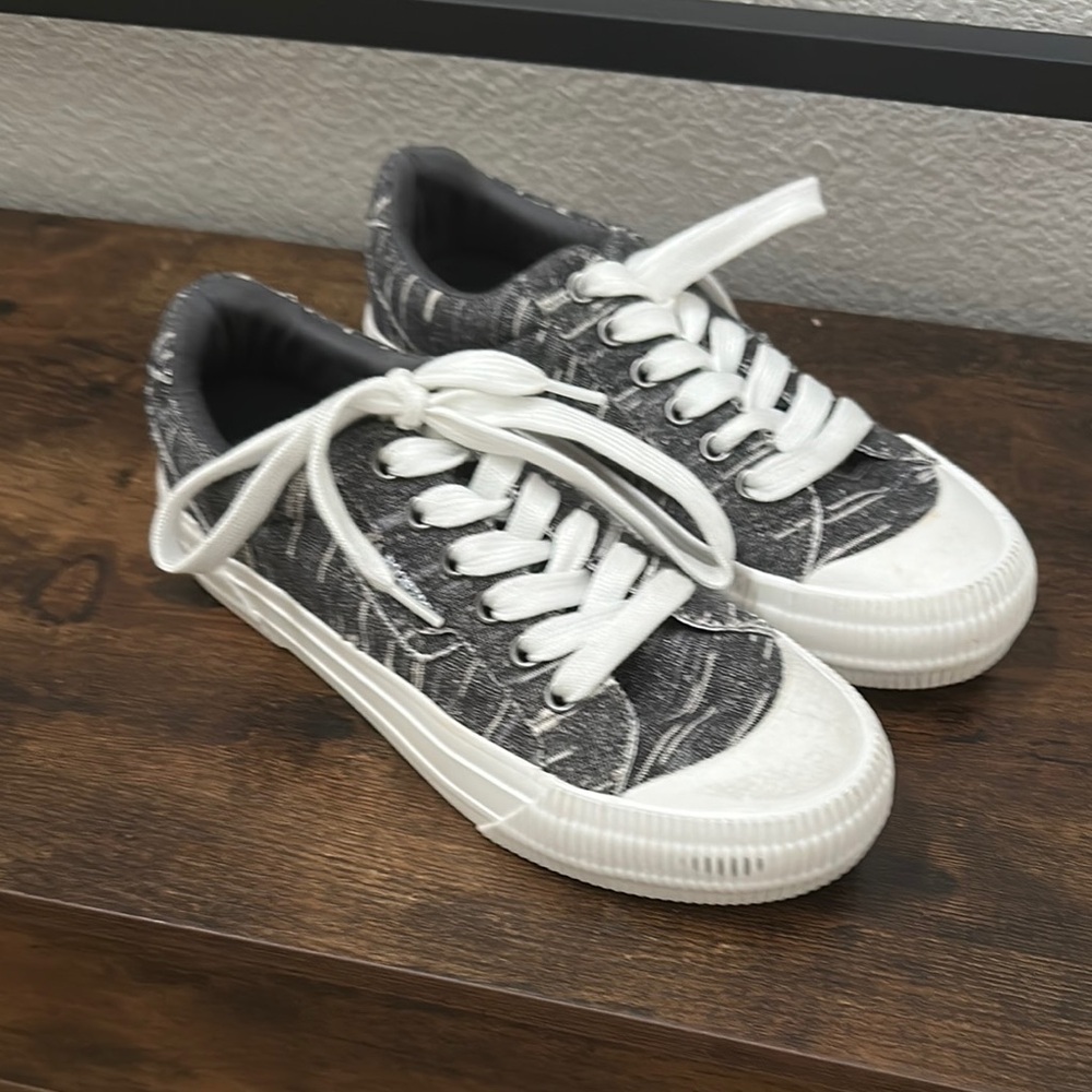 Rocket Dog Gray and White Athletic Shoes